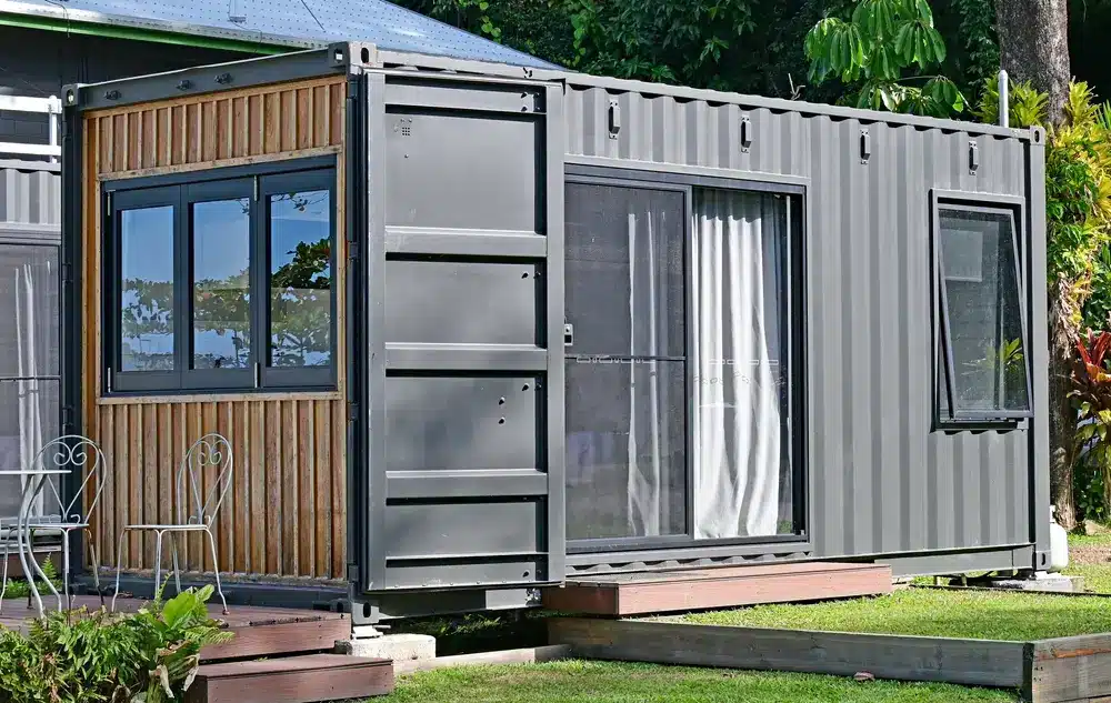 Schlafcontainer mit Holz