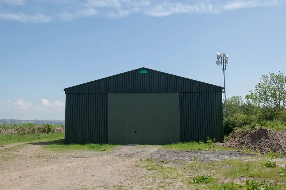 Landwirtschaftliche Bergehalle an einem Feldrand