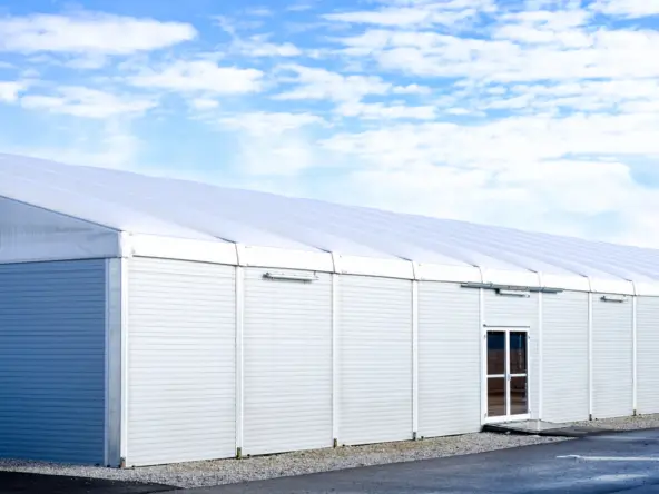 Zelthalle mit PVC-Plane als Dacheindeckung und Sandwichplatten als Wand