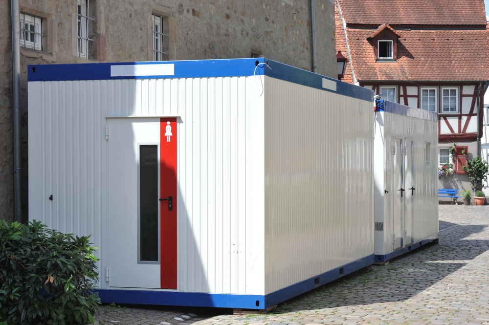 Sanitärcontainer für Damen und Herren auf einem Straßenfest