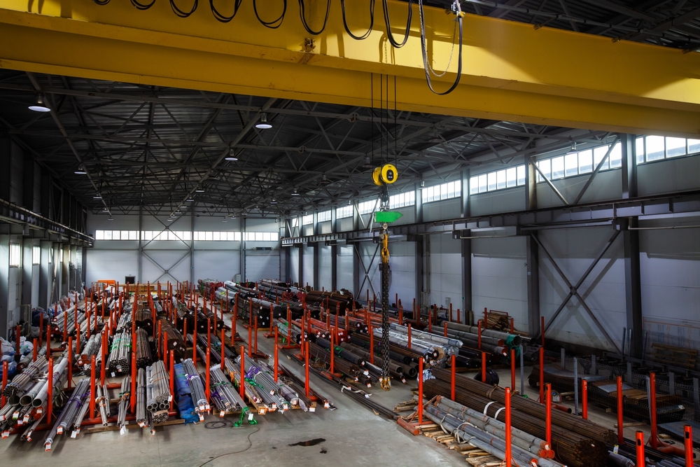 Zweiträger-Brückenkran in einer Stahlhalle