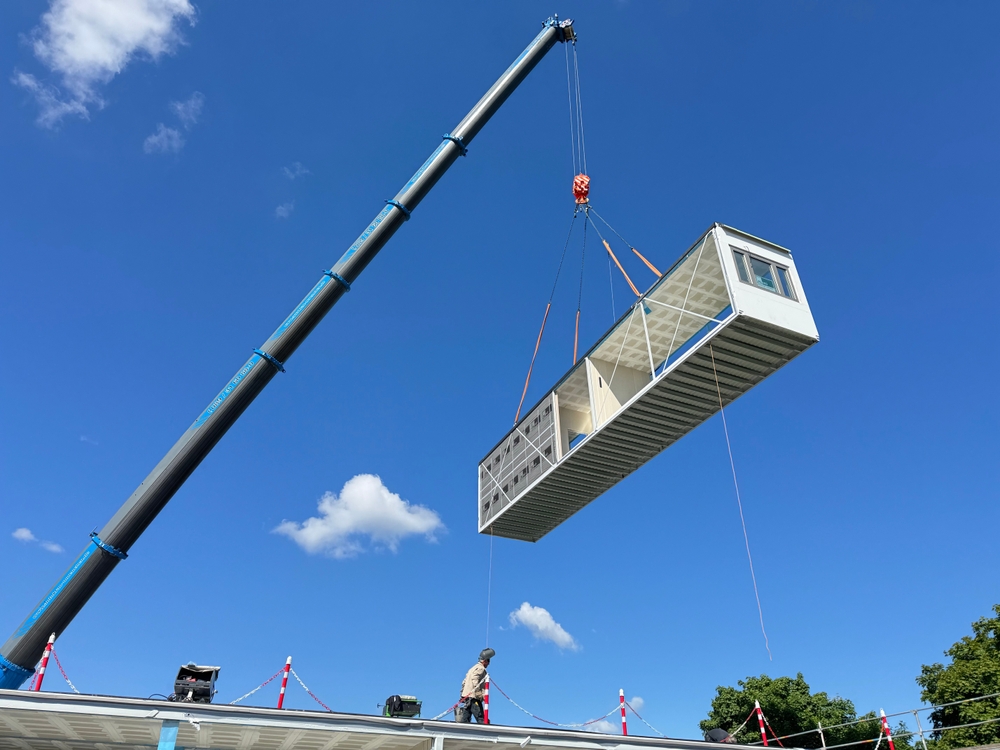 Aufbau einer Containeranlage für Geflüchtete
