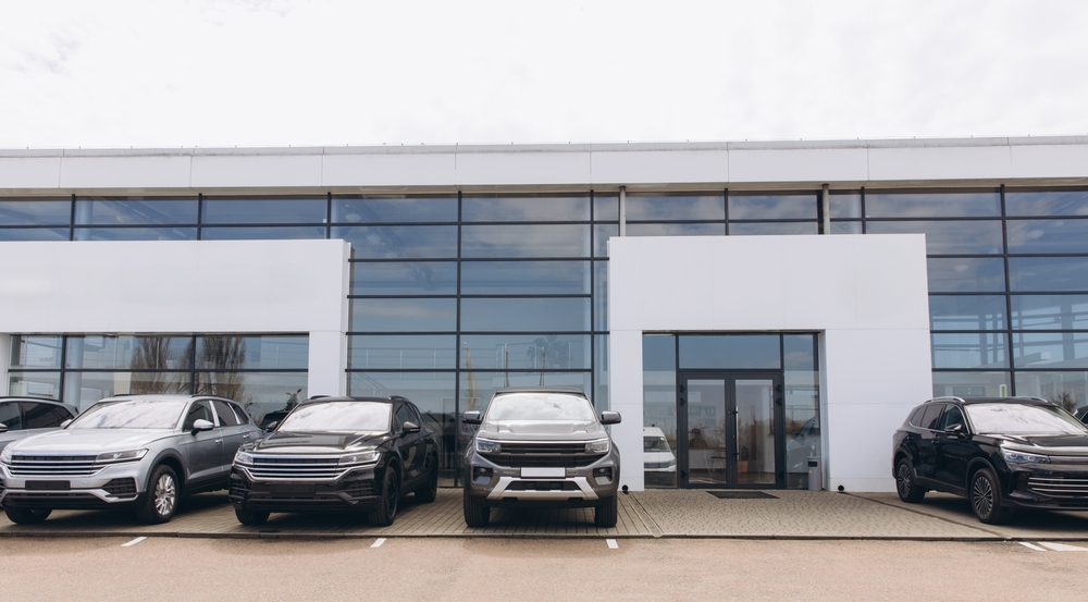 Autohaus mit angebauter KFZ-Halle